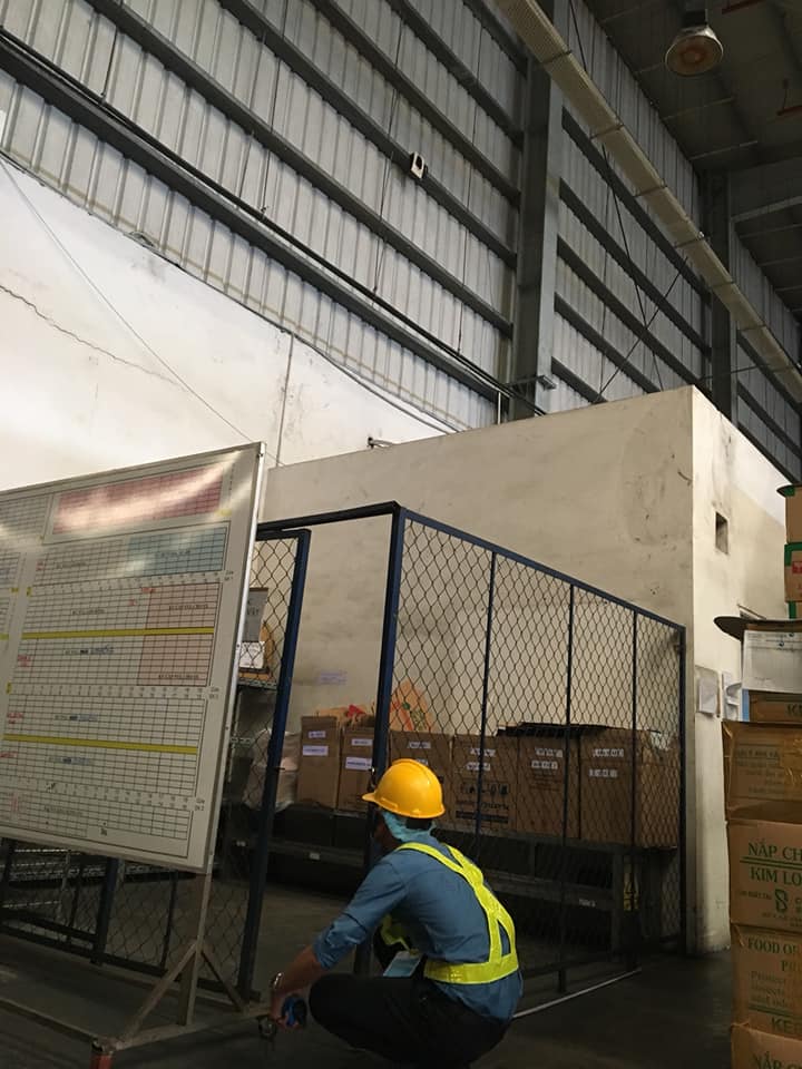 nhan-vien-phương-hai-dang-lam-viec