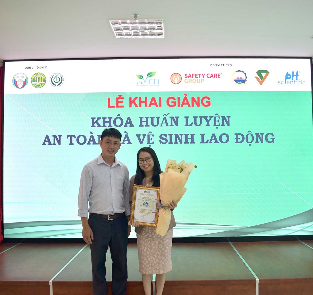 Phuong-Hai-han-hanh-dong-hanh-va-tai-tro-khoa-huan-luyen-an-toan-ve-sinh-lao-dong-DH-Nong-Lam-TP-HCM