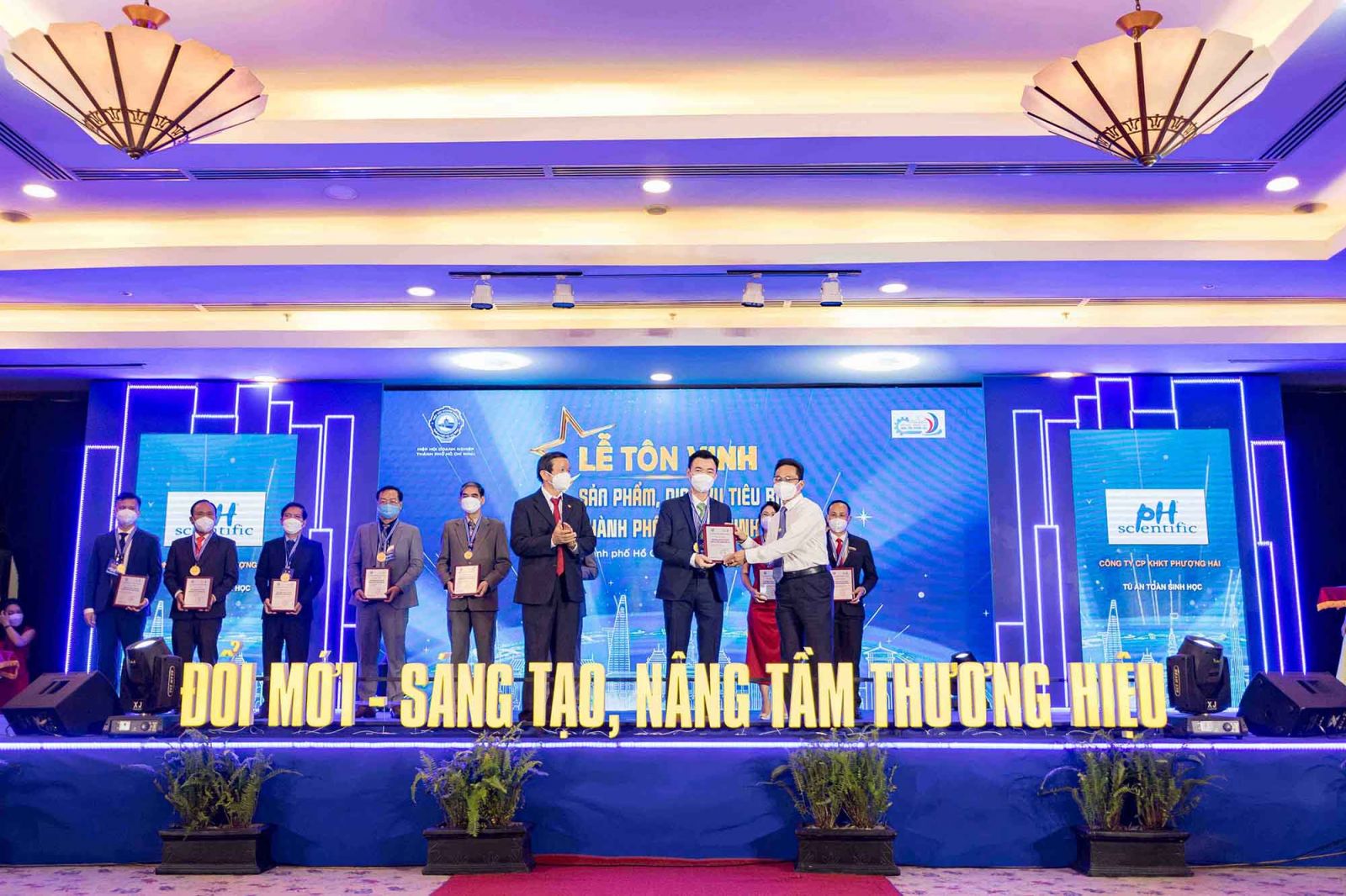 Phuong-Hai-vinh-du-duoc-vinh-danh-tai-le-vinh-danh-san-pham-dich-vu-tieu-bieu-TP-HCM-nam-2021